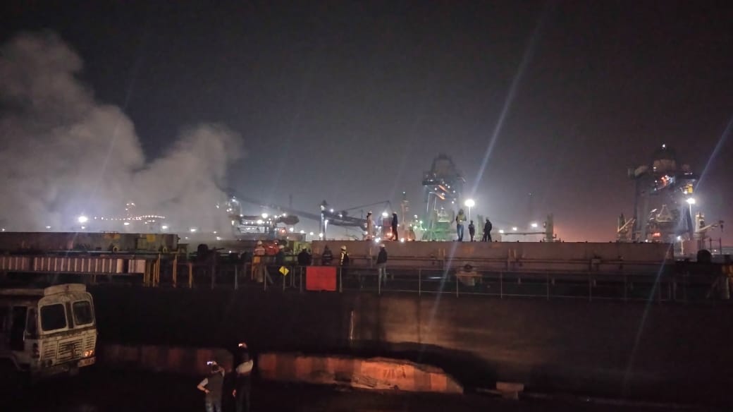 କୋଇଲା ବୋଝେଇ ଜାହାଜରେ ନିଆଁ