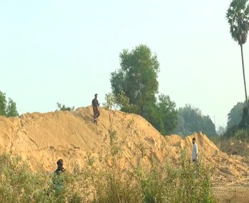 ଗଦା ଗଦା ବାଲିକୁ ଜବତ କଲେ ଉପଜିଲ୍ଲାପାଳ